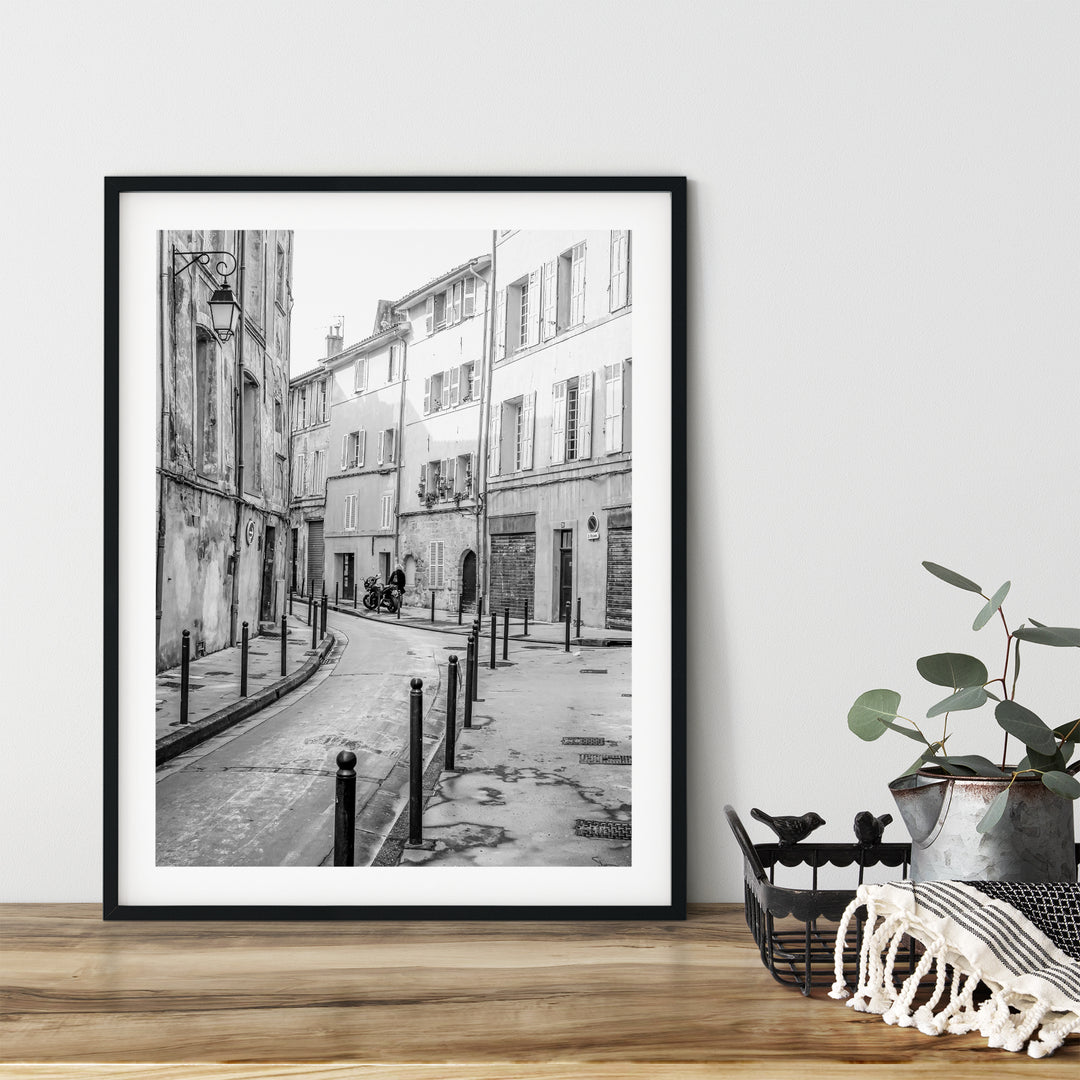 Französische Straße | Schwarzweißer Fine Art Poster Print