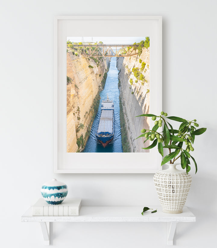 Schiff im Kanal von Korinth | Fine Art Poster Print